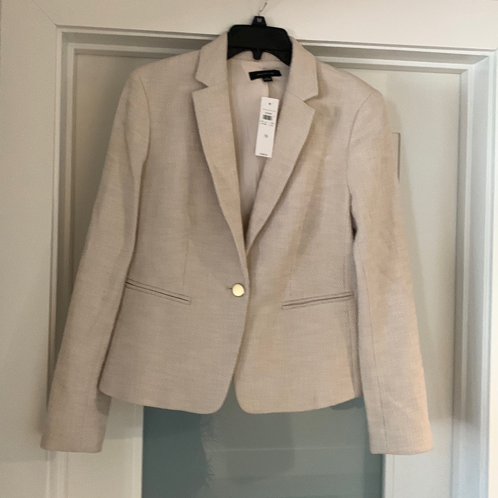 Beautiful Blazer! Very dressy and perfect to wear in a workplace.